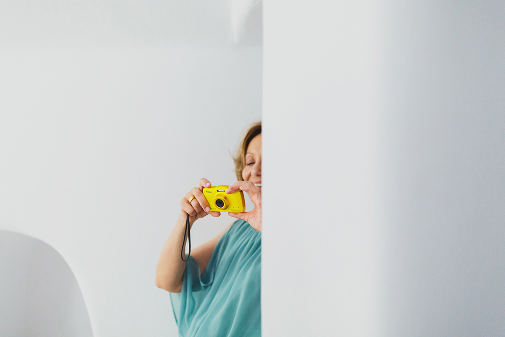 Santorini bride preparation with guests, family and friends